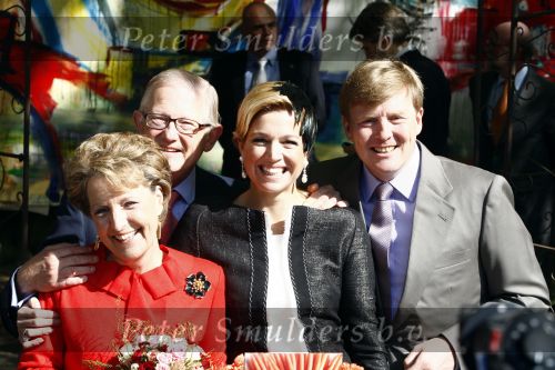 Apeldoorn 30 april 2009
Koninginnedag 2009 in apeldoorn met Koningin Beatrix Pieter v Vollenhoven Prinses Margriet Maxima Prins Willem Alexander Prins Constantijn Prinses Laurentien Prinses Mabel Prins Friso Prins Maurits Prinses Marilene Prins Pieter Christiaan Prinses Anita Prins Floris een zwangere Prinses Aimee en Prinses Annette. s middags probeerde een dwaas een aanslag te plegen op de koninklijke familie waarbij meerdere doden vielen.
Peter Smulders bv