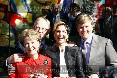 Apeldoorn 30 april 2009
Koninginnedag 2009 in apeldoorn met Koningin Beatrix Pieter v Vollenhoven Prinses Margriet Maxima Prins Willem Alexander Prins Constantijn Prinses Laurentien Prinses Mabel Prins Friso Prins Maurits Prinses Marilene Prins Pieter Christiaan Prinses Anita Prins Floris een zwangere Prinses Aimee en Prinses Annette. s middags probeerde een dwaas een aanslag te plegen op de koninklijke familie waarbij meerdere doden vielen.
Peter Smulders bv
