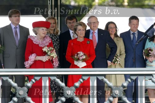 Apeldoorn 30 april 2009
Koninginnedag 2009 in apeldoorn met Koningin Beatrix Pieter v Vollenhoven Prinses Margriet Maxima Prins Willem Alexander Prins Constantijn Prinses Laurentien Prinses Mabel Prins Friso Prins Maurits Prinses Marilene Prins Pieter Christiaan Prinses Anita Prins Floris een zwangere Prinses Aimee en Prinses Annette. s middags probeerde een dwaas een aanslag te plegen op de koninklijke familie waarbij meerdere doden vielen.
Peter Smulders bv