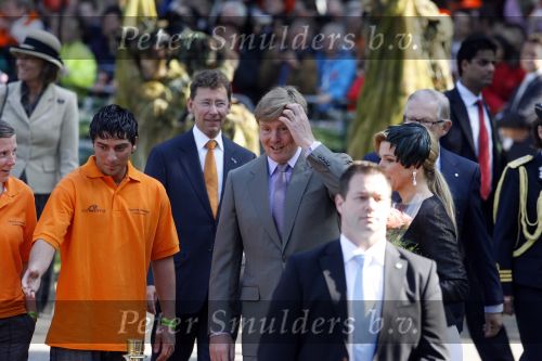 Apeldoorn 30 april 2009
Koninginnedag 2009 in apeldoorn met Koningin Beatrix Pieter v Vollenhoven Prinses Margriet Maxima Prins Willem Alexander Prins Constantijn Prinses Laurentien Prinses Mabel Prins Friso Prins Maurits Prinses Marilene Prins Pieter Christiaan Prinses Anita Prins Floris een zwangere Prinses Aimee en Prinses Annette. s middags probeerde een dwaas een aanslag te plegen op de koninklijke familie waarbij meerdere doden vielen.
Peter Smulders bv
