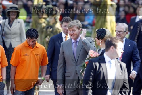 Apeldoorn 30 april 2009
Koninginnedag 2009 in apeldoorn met Koningin Beatrix Pieter v Vollenhoven Prinses Margriet Maxima Prins Willem Alexander Prins Constantijn Prinses Laurentien Prinses Mabel Prins Friso Prins Maurits Prinses Marilene Prins Pieter Christiaan Prinses Anita Prins Floris een zwangere Prinses Aimee en Prinses Annette. s middags probeerde een dwaas een aanslag te plegen op de koninklijke familie waarbij meerdere doden vielen.
Peter Smulders bv