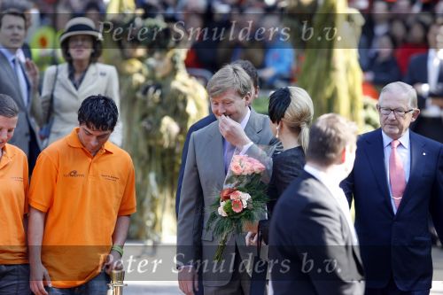 Apeldoorn 30 april 2009
Koninginnedag 2009 in apeldoorn met Koningin Beatrix Pieter v Vollenhoven Prinses Margriet Maxima Prins Willem Alexander Prins Constantijn Prinses Laurentien Prinses Mabel Prins Friso Prins Maurits Prinses Marilene Prins Pieter Christiaan Prinses Anita Prins Floris een zwangere Prinses Aimee en Prinses Annette. s middags probeerde een dwaas een aanslag te plegen op de koninklijke familie waarbij meerdere doden vielen.
Peter Smulders bv