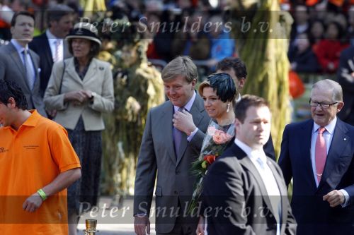 Apeldoorn 30 april 2009
Koninginnedag 2009 in apeldoorn met Koningin Beatrix Pieter v Vollenhoven Prinses Margriet Maxima Prins Willem Alexander Prins Constantijn Prinses Laurentien Prinses Mabel Prins Friso Prins Maurits Prinses Marilene Prins Pieter Christiaan Prinses Anita Prins Floris een zwangere Prinses Aimee en Prinses Annette. s middags probeerde een dwaas een aanslag te plegen op de koninklijke familie waarbij meerdere doden vielen.
Peter Smulders bv