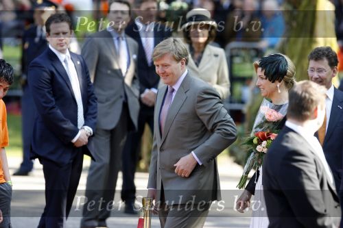 Apeldoorn 30 april 2009
Koninginnedag 2009 in apeldoorn met Koningin Beatrix Pieter v Vollenhoven Prinses Margriet Maxima Prins Willem Alexander Prins Constantijn Prinses Laurentien Prinses Mabel Prins Friso Prins Maurits Prinses Marilene Prins Pieter Christiaan Prinses Anita Prins Floris een zwangere Prinses Aimee en Prinses Annette. s middags probeerde een dwaas een aanslag te plegen op de koninklijke familie waarbij meerdere doden vielen.
Peter Smulders bv