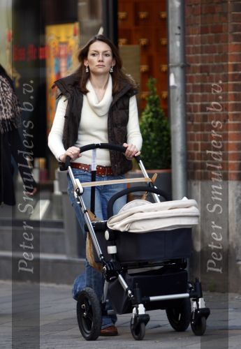 Amsterdam 11 februari 2008
Prinses Aimee op de pc hooftstraat achter de kinderwagen.
