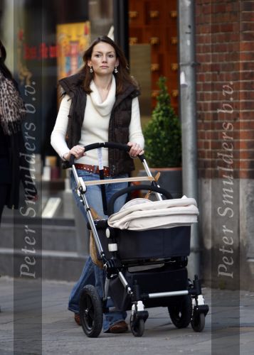 Amsterdam 11 februari 2008
Prinses Aimee op de pc hooftstraat achter de kinderwagen.