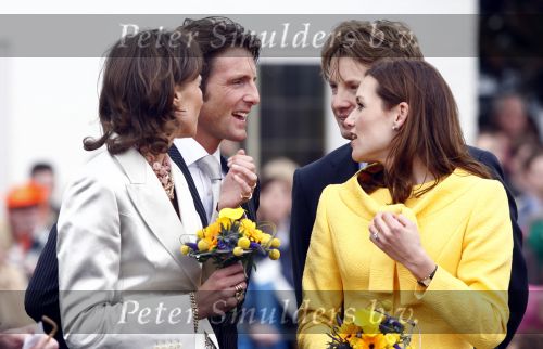 Makkum en Franeker30 april 2008
Koninginnedag 2008 met Koningin Beatrix Prins Willem Alexander Friso Constantijn Maurits Floris Pieter Christiaan Pieter v Vollenhoven en de prinsessen Maxima Laurentien Mabel Aimee Anita Margriet en Marilene.
Peter Smulders bv
