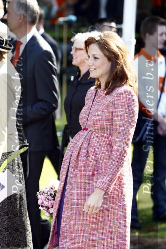 Apeldoorn 30 april 2009
Koninginnedag 2009 in apeldoorn met Koningin Beatrix Pieter v Vollenhoven Prinses Margriet Maxima Prins Willem Alexander Prins Constantijn Prinses Laurentien Prinses Mabel Prins Friso Prins Maurits Prinses Marilene Prins Pieter Christiaan Prinses Anita Prins Floris een zwangere Prinses Aimee en Prinses Annette. s middags probeerde een dwaas een aanslag te plegen op de koninklijke familie waarbij meerdere doden vielen.
Peter Smulders bv