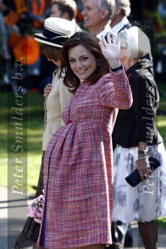 Apeldoorn 30 april 2009
Koninginnedag 2009 in apeldoorn met Koningin Beatrix Pieter v Vollenhoven Prinses Margriet Maxima Prins Willem Alexander Prins Constantijn Prinses Laurentien Prinses Mabel Prins Friso Prins Maurits Prinses Marilene Prins Pieter Christiaan Prinses Anita Prins Floris een zwangere Prinses Aimee en Prinses Annette. s middags probeerde een dwaas een aanslag te plegen op de koninklijke familie waarbij meerdere doden vielen.
Peter Smulders bv