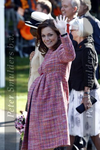 Apeldoorn 30 april 2009
Koninginnedag 2009 in apeldoorn met Koningin Beatrix Pieter v Vollenhoven Prinses Margriet Maxima Prins Willem Alexander Prins Constantijn Prinses Laurentien Prinses Mabel Prins Friso Prins Maurits Prinses Marilene Prins Pieter Christiaan Prinses Anita Prins Floris een zwangere Prinses Aimee en Prinses Annette. s middags probeerde een dwaas een aanslag te plegen op de koninklijke familie waarbij meerdere doden vielen.
Peter Smulders bv