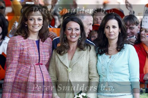 Apeldoorn 30 april 2009
Koninginnedag 2009 in apeldoorn met Koningin Beatrix Pieter v Vollenhoven Prinses Margriet Maxima Prins Willem Alexander Prins Constantijn Prinses Laurentien Prinses Mabel Prins Friso Prins Maurits Prinses Marilene Prins Pieter Christiaan Prinses Anita Prins Floris een zwangere Prinses Aimee en Prinses Annette. s middags probeerde een dwaas een aanslag te plegen op de koninklijke familie waarbij meerdere doden vielen.
Peter Smulders bv