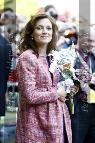 Apeldoorn 30 april 2009
Koninginnedag 2009 in apeldoorn met Koningin Beatrix Pieter v Vollenhoven Prinses Margriet Maxima Prins Willem Alexander Prins Constantijn Prinses Laurentien Prinses Mabel Prins Friso Prins Maurits Prinses Marilene Prins Pieter Christiaan Prinses Anita Prins Floris een zwangere Prinses Aimee en Prinses Annette. s middags probeerde een dwaas een aanslag te plegen op de koninklijke familie waarbij meerdere doden vielen.
Peter Smulders bv