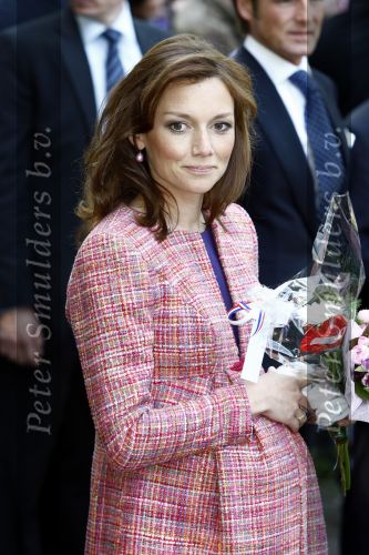 Apeldoorn 30 april 2009
Koninginnedag 2009 in apeldoorn met Koningin Beatrix Pieter v Vollenhoven Prinses Margriet Maxima Prins Willem Alexander Prins Constantijn Prinses Laurentien Prinses Mabel Prins Friso Prins Maurits Prinses Marilene Prins Pieter Christiaan Prinses Anita Prins Floris een zwangere Prinses Aimee en Prinses Annette. s middags probeerde een dwaas een aanslag te plegen op de koninklijke familie waarbij meerdere doden vielen.
Peter Smulders bv