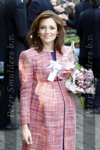 Apeldoorn 30 april 2009
Koninginnedag 2009 in apeldoorn met Koningin Beatrix Pieter v Vollenhoven Prinses Margriet Maxima Prins Willem Alexander Prins Constantijn Prinses Laurentien Prinses Mabel Prins Friso Prins Maurits Prinses Marilene Prins Pieter Christiaan Prinses Anita Prins Floris een zwangere Prinses Aimee en Prinses Annette. s middags probeerde een dwaas een aanslag te plegen op de koninklijke familie waarbij meerdere doden vielen.
Peter Smulders bv