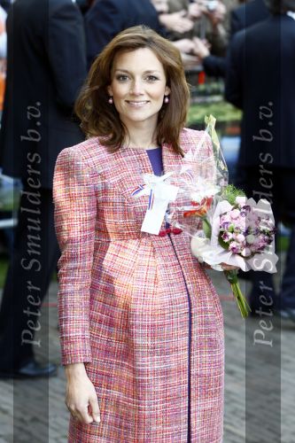 Apeldoorn 30 april 2009
Koninginnedag 2009 in apeldoorn met Koningin Beatrix Pieter v Vollenhoven Prinses Margriet Maxima Prins Willem Alexander Prins Constantijn Prinses Laurentien Prinses Mabel Prins Friso Prins Maurits Prinses Marilene Prins Pieter Christiaan Prinses Anita Prins Floris een zwangere Prinses Aimee en Prinses Annette. s middags probeerde een dwaas een aanslag te plegen op de koninklijke familie waarbij meerdere doden vielen.
Peter Smulders bv