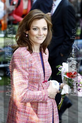 Apeldoorn 30 april 2009
Koninginnedag 2009 in apeldoorn met Koningin Beatrix Pieter v Vollenhoven Prinses Margriet Maxima Prins Willem Alexander Prins Constantijn Prinses Laurentien Prinses Mabel Prins Friso Prins Maurits Prinses Marilene Prins Pieter Christiaan Prinses Anita Prins Floris een zwangere Prinses Aimee en Prinses Annette. s middags probeerde een dwaas een aanslag te plegen op de koninklijke familie waarbij meerdere doden vielen.
Peter Smulders bv