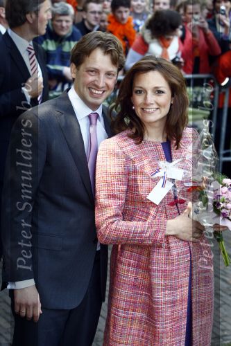 Apeldoorn 30 april 2009
Koninginnedag 2009 in apeldoorn met Koningin Beatrix Pieter v Vollenhoven Prinses Margriet Maxima Prins Willem Alexander Prins Constantijn Prinses Laurentien Prinses Mabel Prins Friso Prins Maurits Prinses Marilene Prins Pieter Christiaan Prinses Anita Prins Floris een zwangere Prinses Aimee en Prinses Annette. s middags probeerde een dwaas een aanslag te plegen op de koninklijke familie waarbij meerdere doden vielen.
Peter Smulders bv