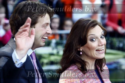 Apeldoorn 30 april 2009
Koninginnedag 2009 in apeldoorn met Koningin Beatrix Pieter v Vollenhoven Prinses Margriet Maxima Prins Willem Alexander Prins Constantijn Prinses Laurentien Prinses Mabel Prins Friso Prins Maurits Prinses Marilene Prins Pieter Christiaan Prinses Anita Prins Floris een zwangere Prinses Aimee en Prinses Annette. s middags probeerde een dwaas een aanslag te plegen op de koninklijke familie waarbij meerdere doden vielen.
Peter Smulders bv