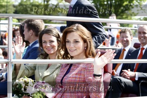 Apeldoorn 30 april 2009
Koninginnedag 2009 in apeldoorn met Koningin Beatrix Pieter v Vollenhoven Prinses Margriet Maxima Prins Willem Alexander Prins Constantijn Prinses Laurentien Prinses Mabel Prins Friso Prins Maurits Prinses Marilene Prins Pieter Christiaan Prinses Anita Prins Floris een zwangere Prinses Aimee en Prinses Annette. s middags probeerde een dwaas een aanslag te plegen op de koninklijke familie waarbij meerdere doden vielen.
Peter Smulders bv