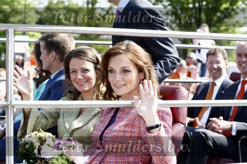 Apeldoorn 30 april 2009
Koninginnedag 2009 in apeldoorn met Koningin Beatrix Pieter v Vollenhoven Prinses Margriet Maxima Prins Willem Alexander Prins Constantijn Prinses Laurentien Prinses Mabel Prins Friso Prins Maurits Prinses Marilene Prins Pieter Christiaan Prinses Anita Prins Floris een zwangere Prinses Aimee en Prinses Annette. s middags probeerde een dwaas een aanslag te plegen op de koninklijke familie waarbij meerdere doden vielen.
Peter Smulders bv