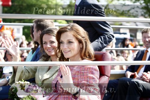 Apeldoorn 30 april 2009
Koninginnedag 2009 in apeldoorn met Koningin Beatrix Pieter v Vollenhoven Prinses Margriet Maxima Prins Willem Alexander Prins Constantijn Prinses Laurentien Prinses Mabel Prins Friso Prins Maurits Prinses Marilene Prins Pieter Christiaan Prinses Anita Prins Floris een zwangere Prinses Aimee en Prinses Annette. s middags probeerde een dwaas een aanslag te plegen op de koninklijke familie waarbij meerdere doden vielen.
Peter Smulders bv