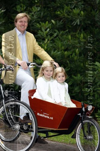 Wassenaar 11 juli 2008
Foto uurtje met prinses Maxima Prins Willem Alexander  en hun dochters Prinses Amalia Prinses Alexia en Prinses Ariane . 
Ze komen aanrijden in bakfiets.