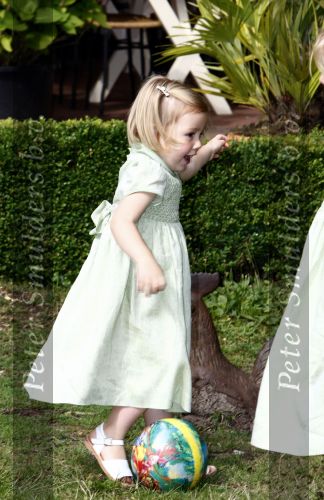 Wassenaar 11 juli 2008
Foto uurtje met prinses Maxima Prins Willem Alexander  en hun dochters Prinses Amalia Prinses Alexia en Prinses Ariane . 
Ze komen aanrijden in bakfiets.