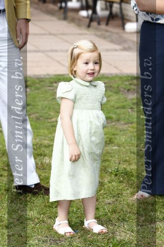 Wassenaar 11 juli 2008
Foto uurtje met prinses Maxima Prins Willem Alexander  en hun dochters Prinses Amalia Prinses Alexia en Prinses Ariane . 
Ze komen aanrijden in bakfiets.