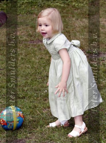 Wassenaar 11 juli 2008
Foto uurtje met prinses Maxima Prins Willem Alexander  en hun dochters Prinses Amalia Prinses Alexia en Prinses Ariane . 
Ze komen aanrijden in bakfiets.