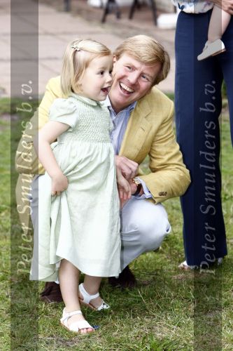 Wassenaar 11 juli 2008
Foto uurtje met prinses Maxima Prins Willem Alexander  en hun dochters Prinses Amalia Prinses Alexia en Prinses Ariane . 
Ze komen aanrijden in bakfiets.