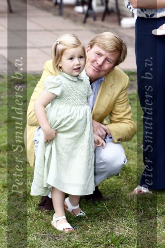 Wassenaar 11 juli 2008
Foto uurtje met prinses Maxima Prins Willem Alexander  en hun dochters Prinses Amalia Prinses Alexia en Prinses Ariane . 
Ze komen aanrijden in bakfiets.