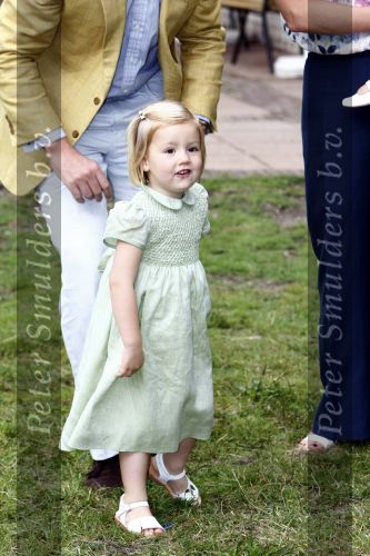 Wassenaar 11 juli 2008
Foto uurtje met prinses Maxima Prins Willem Alexander  en hun dochters Prinses Amalia Prinses Alexia en Prinses Ariane . 
Ze komen aanrijden in bakfiets.