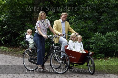 Wassenaar 11 juli 2008
Foto uurtje met prinses Maxima Prins Willem Alexander  en hun dochters Prinses Amalia Prinses Alexia en Prinses Ariane . 
Ze komen aanrijden in bakfiets.