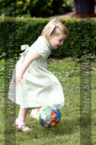 Wassenaar 11 juli 2008
Foto uurtje met prinses Maxima Prins Willem Alexander  en hun dochters Prinses Amalia Prinses Alexia en Prinses Ariane . 
Ze komen aanrijden in bakfiets.