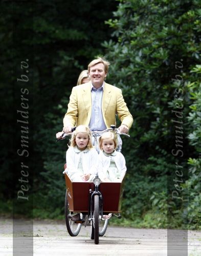 Wassenaar 11 juli 2008
Foto uurtje met prinses Maxima Prins Willem Alexander  en hun dochters Prinses Amalia Prinses Alexia en Prinses Ariane . 
Ze komen aanrijden in bakfiets.