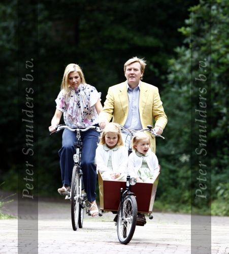 Wassenaar 11 juli 2008
Foto uurtje met prinses Maxima Prins Willem Alexander  en hun dochters Prinses Amalia Prinses Alexia en Prinses Ariane . 
Ze komen aanrijden in bakfiets.