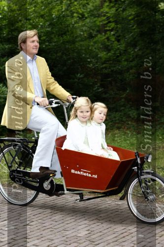Wassenaar 11 juli 2008
Foto uurtje met prinses Maxima Prins Willem Alexander  en hun dochters Prinses Amalia Prinses Alexia en Prinses Ariane . 
Ze komen aanrijden in bakfiets.
