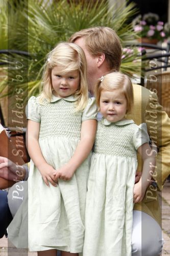 Wassenaar 11 juli 2008
Foto uurtje met prinses Maxima Prins Willem Alexander  en hun dochters Prinses Amalia Prinses Alexia en Prinses Ariane . 
Ze komen aanrijden in bakfiets.