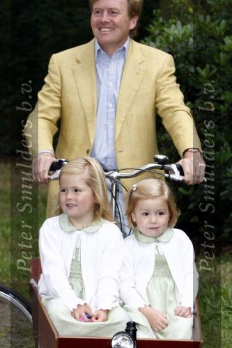 Wassenaar 11 juli 2008
Foto uurtje met prinses Maxima Prins Willem Alexander  en hun dochters Prinses Amalia Prinses Alexia en Prinses Ariane . 
Ze komen aanrijden in bakfiets.