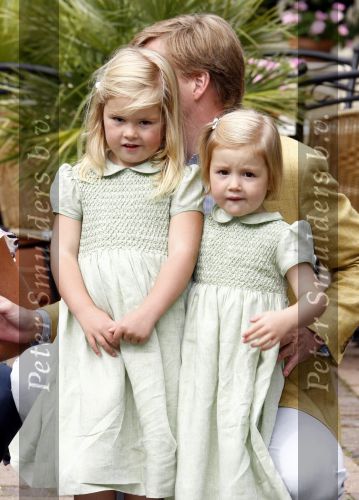Wassenaar 11 juli 2008
Foto uurtje met prinses Maxima Prins Willem Alexander  en hun dochters Prinses Amalia Prinses Alexia en Prinses Ariane . 
Ze komen aanrijden in bakfiets.