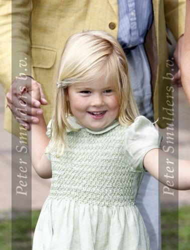 Wassenaar 11 juli 2008
Foto uurtje met prinses Maxima Prins Willem Alexander  en hun dochters Prinses Amalia Prinses Alexia en Prinses Ariane . 
Ze komen aanrijden in bakfiets.
