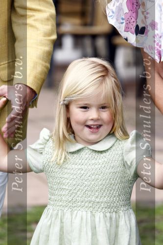 Wassenaar 11 juli 2008
Foto uurtje met prinses Maxima Prins Willem Alexander  en hun dochters Prinses Amalia Prinses Alexia en Prinses Ariane . 
Ze komen aanrijden in bakfiets.
