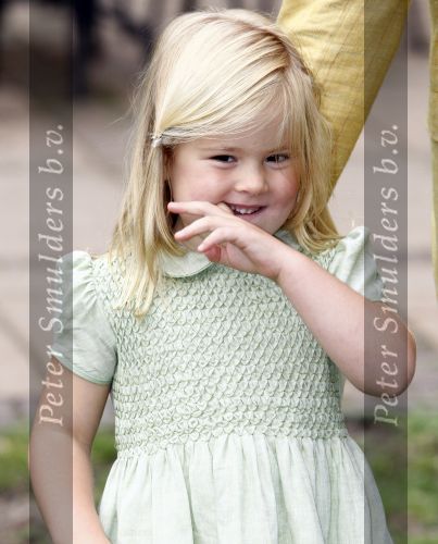 Wassenaar 11 juli 2008
Foto uurtje met prinses Maxima Prins Willem Alexander  en hun dochters Prinses Amalia Prinses Alexia en Prinses Ariane . 
Ze komen aanrijden in bakfiets.