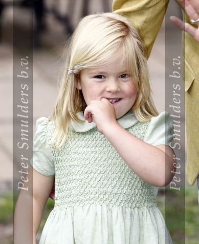 Wassenaar 11 juli 2008
Foto uurtje met prinses Maxima Prins Willem Alexander  en hun dochters Prinses Amalia Prinses Alexia en Prinses Ariane . 
Ze komen aanrijden in bakfiets.