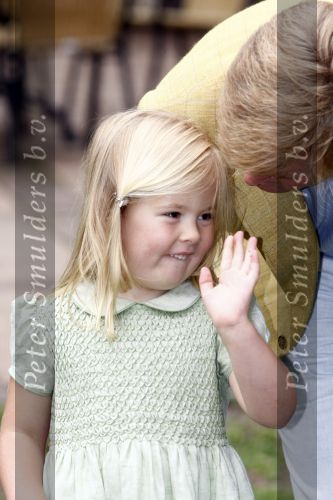 Wassenaar 11 juli 2008
Foto uurtje met prinses Maxima Prins Willem Alexander  en hun dochters Prinses Amalia Prinses Alexia en Prinses Ariane . 
Ze komen aanrijden in bakfiets.
