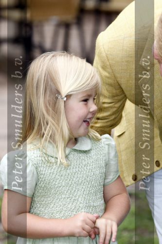 Wassenaar 11 juli 2008
Foto uurtje met prinses Maxima Prins Willem Alexander  en hun dochters Prinses Amalia Prinses Alexia en Prinses Ariane . 
Ze komen aanrijden in bakfiets.