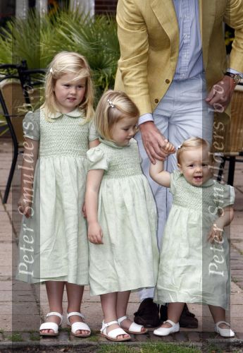 Wassenaar 11 juli 2008
Foto uurtje met prinses Maxima Prins Willem Alexander  en hun dochters Prinses Amalia Prinses Alexia en Prinses Ariane . 
Ze komen aanrijden in bakfiets.