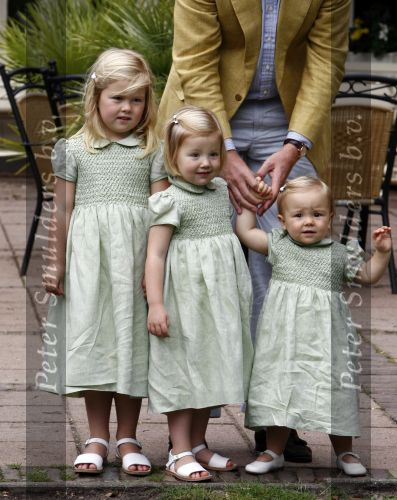 Wassenaar 11 juli 2008
Foto uurtje met prinses Maxima Prins Willem Alexander  en hun dochters Prinses Amalia Prinses Alexia en Prinses Ariane . 
Ze komen aanrijden in bakfiets.