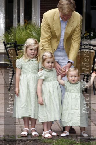 Wassenaar 11 juli 2008
Foto uurtje met prinses Maxima Prins Willem Alexander  en hun dochters Prinses Amalia Prinses Alexia en Prinses Ariane . 
Ze komen aanrijden in bakfiets.