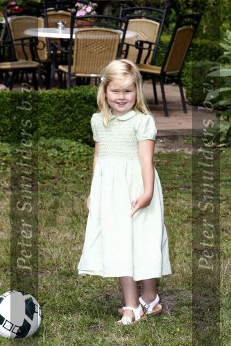 Wassenaar 11 juli 2008
Foto uurtje met prinses Maxima Prins Willem Alexander  en hun dochters Prinses Amalia Prinses Alexia en Prinses Ariane . 
Ze komen aanrijden in bakfiets.